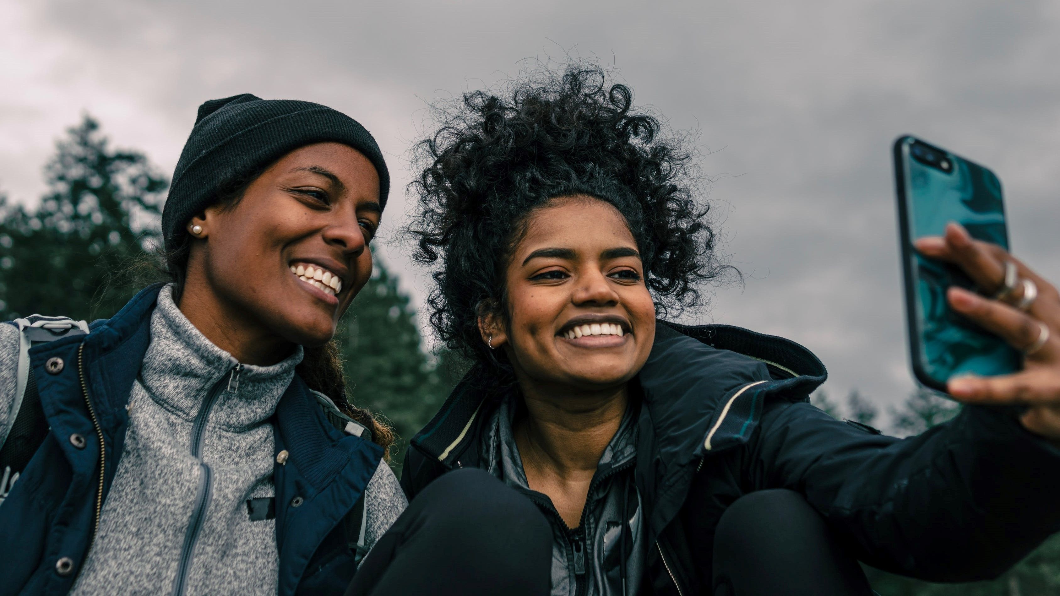 Два человека делают селфи