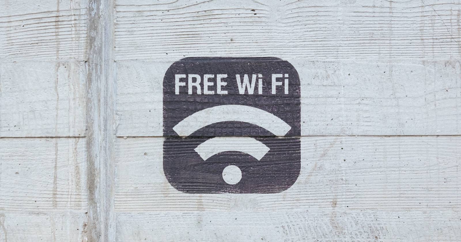 Знак «Бесплатный Wi‑Fi» на белой деревянной поверхности