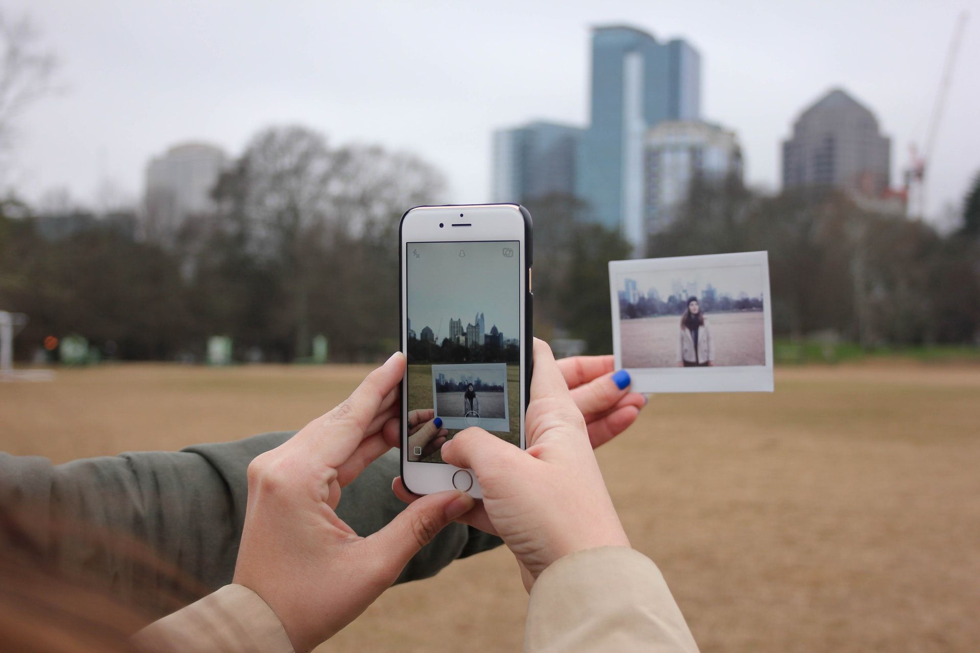 iPhone снимает Polaroid фотографию в парке
