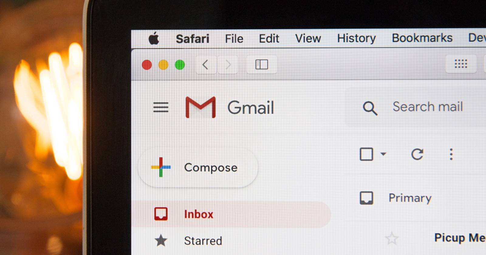 Входящие Gmail на экране MacBook.