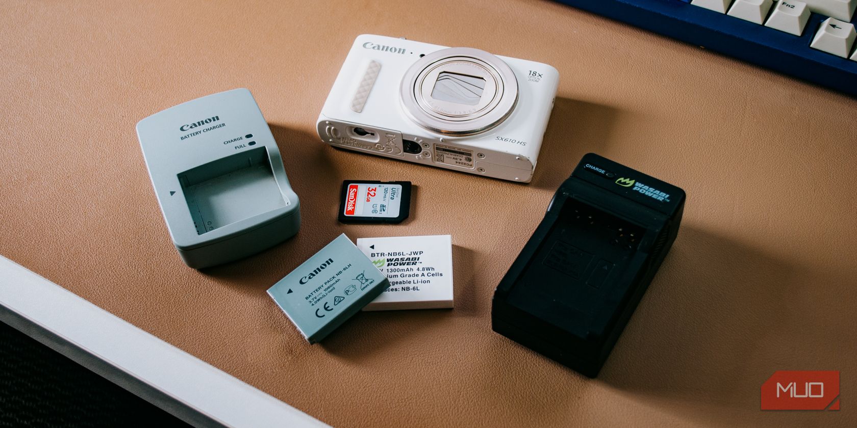 Canon SX610 HS с фирменными и сторонними аксессуарами