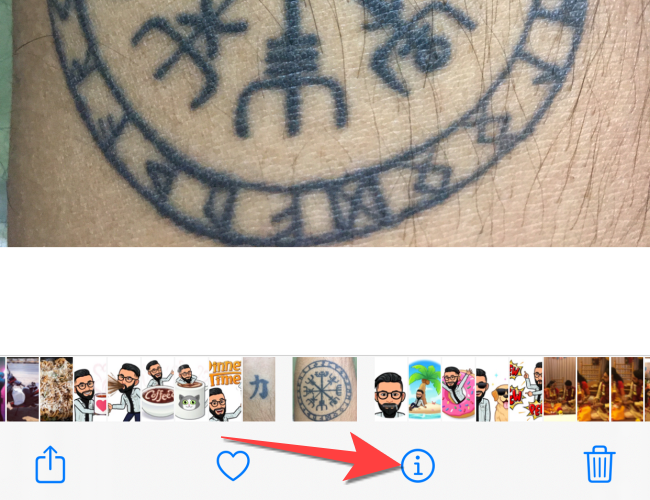 Нажмите значок информации i внизу экрана приложения «Фото»