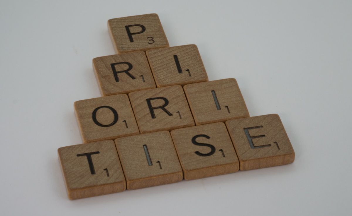 Кубики с буквами, складывающие слово приоритет
