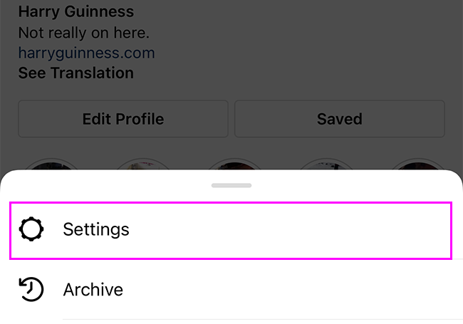 Пункт Настройки выделен в меню Instagram