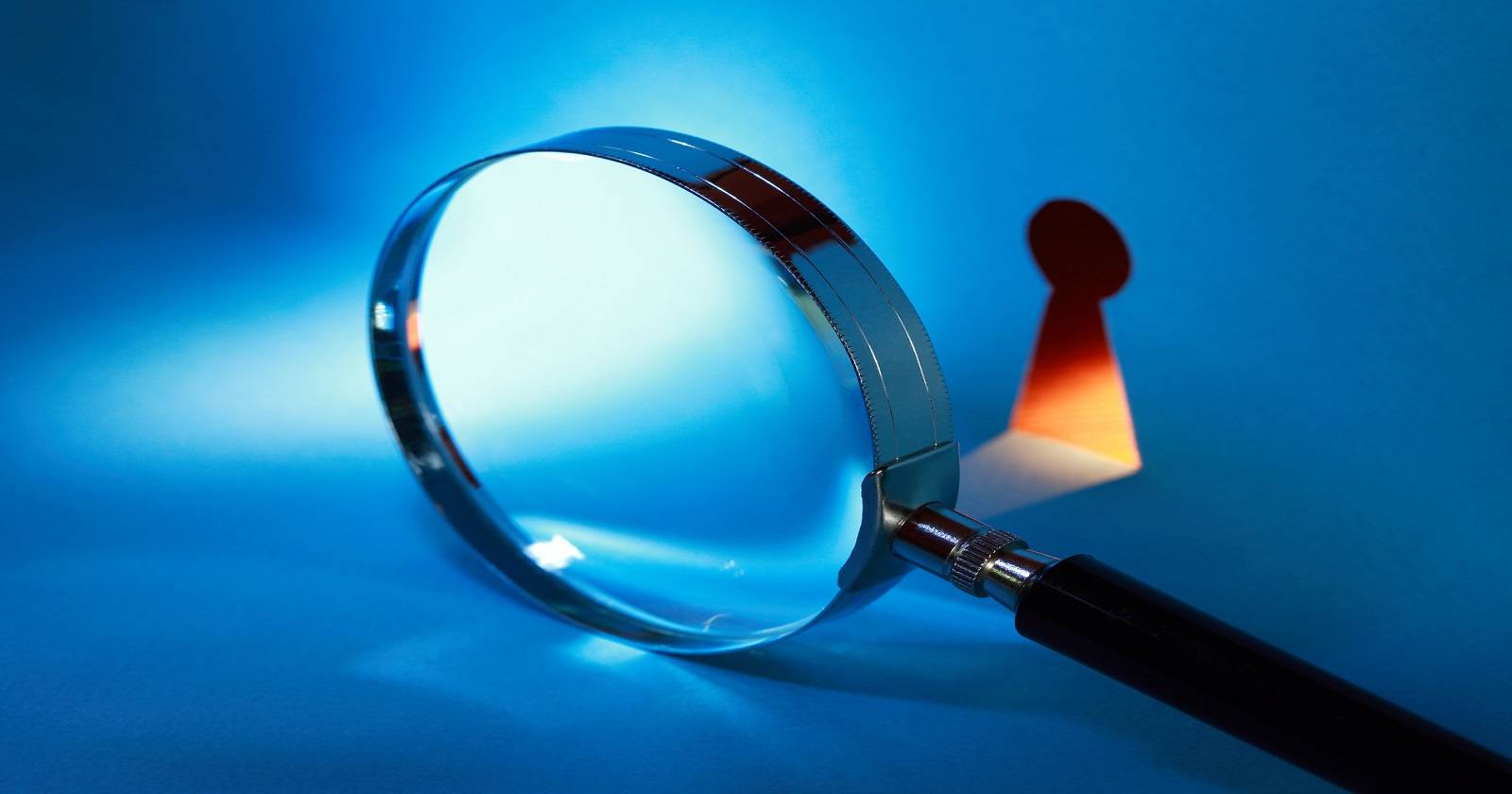 Фотография символизирующая слежку с цифровых устройств