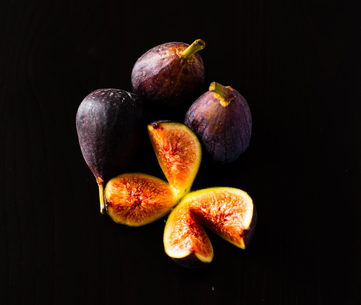 Инжир на чёрном фоне