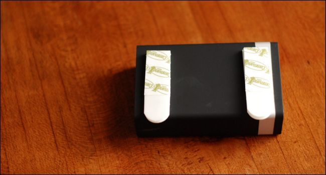 3M Command ленты приклеены к корпусу зарядного устройства