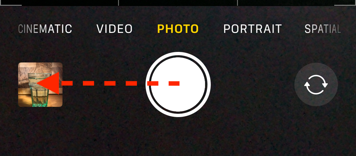 Проведите влево по кнопке спуска в приложении Камера на iPhone.