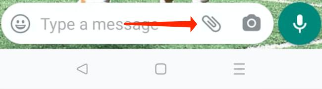 Значок скрепки в WhatsApp на Android.