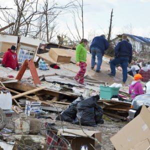 Вид страницы Google Person Finder с перечислением активных событий и предупреждением