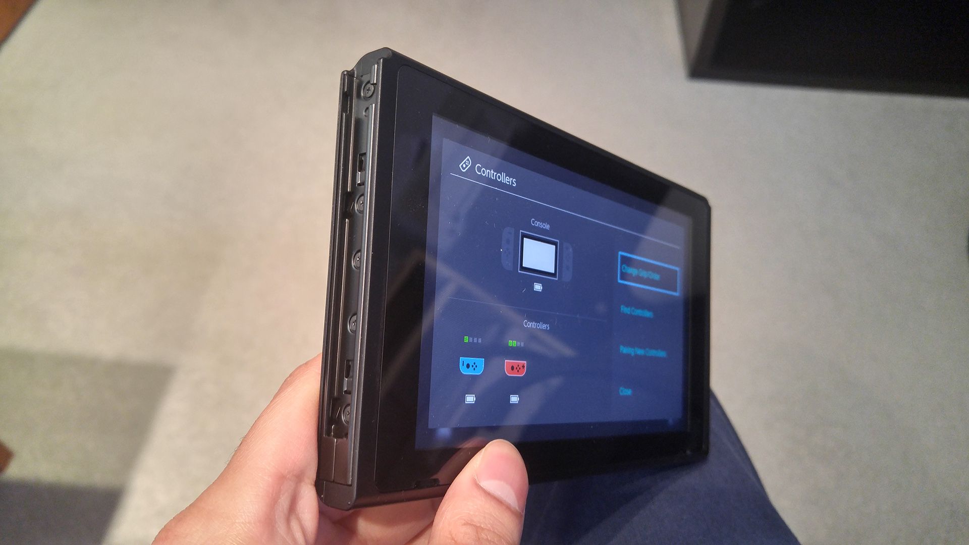 Держание Nintendo Switch под углом для видимости левой направляющей.