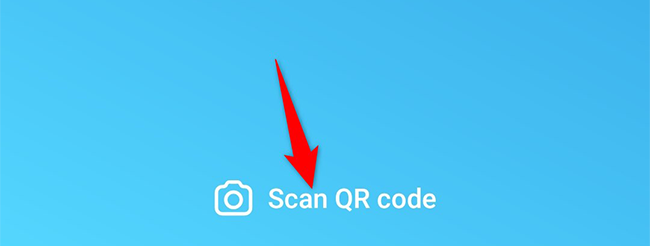 Нажмите «Сканировать QR‑код» внизу экрана