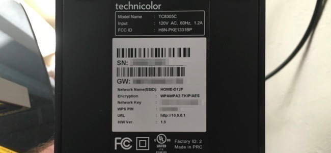 Наклейка на задней панели роутера с написанным SSID и заводским паролем