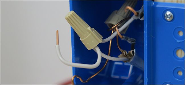 Фотография нейтральных проводов, скрученных и зачищенных для пайки/соединения