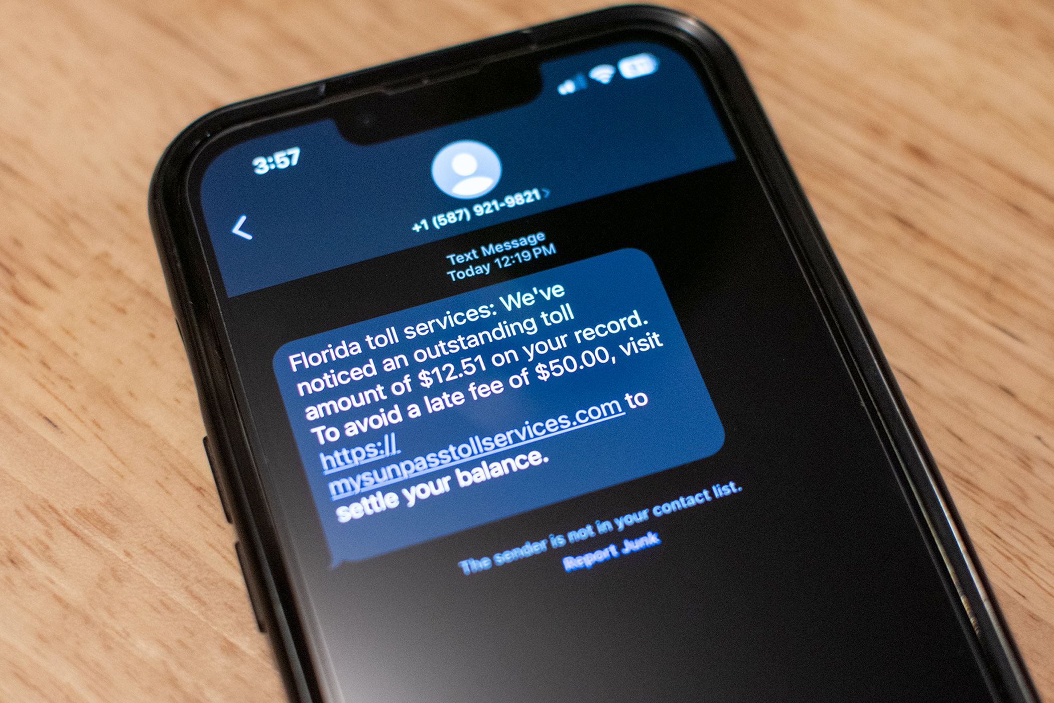 Фальшивое текстовое сообщение о подарочной карте на смартфоне.