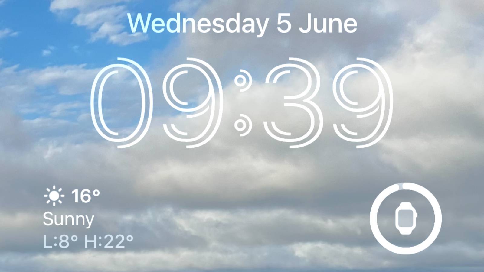 Schermata di blocco iPhone che mostra il meteo e lo stato della batteria dell'Apple Watch.