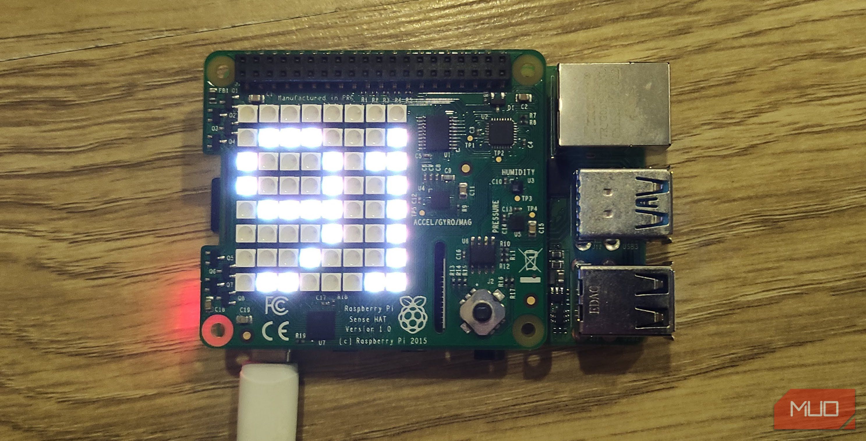 Sense HAT на Raspberry Pi отображает температуру на RGB-матрице