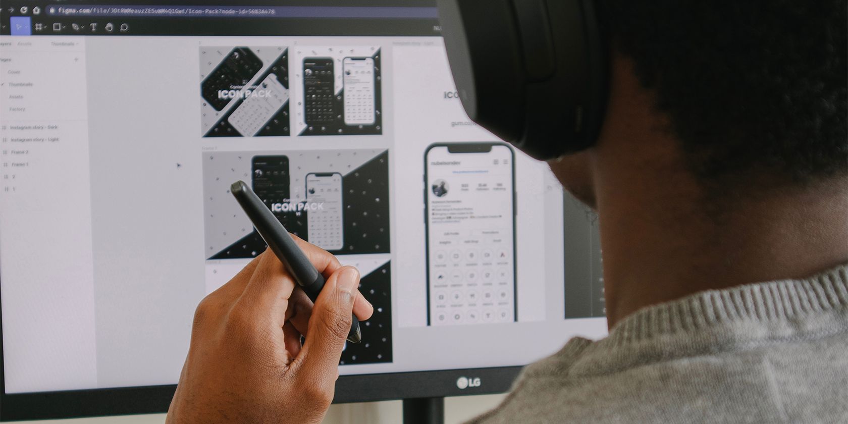 Дизайнер работает над монохромным UX/UI на компьютере.