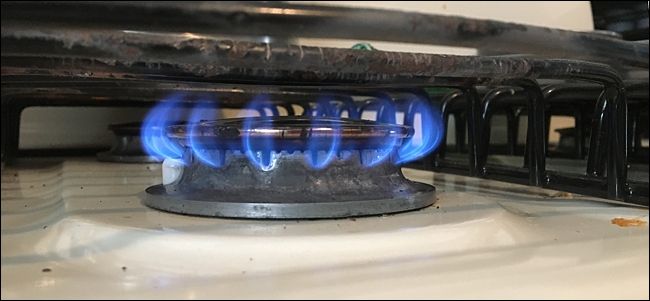 Кухонная плита с духовкой и четырьмя конфорками с чистой поверхностью