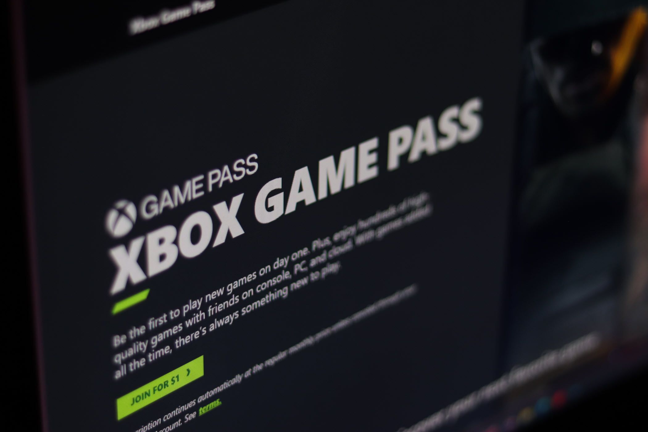 Главная страница Xbox Game Pass на экране телевизора.