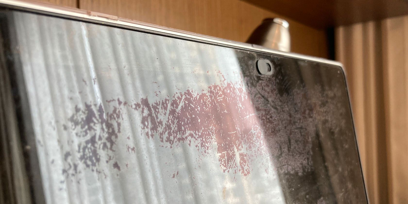 Staingate: как исправить пятна на экране MacBook