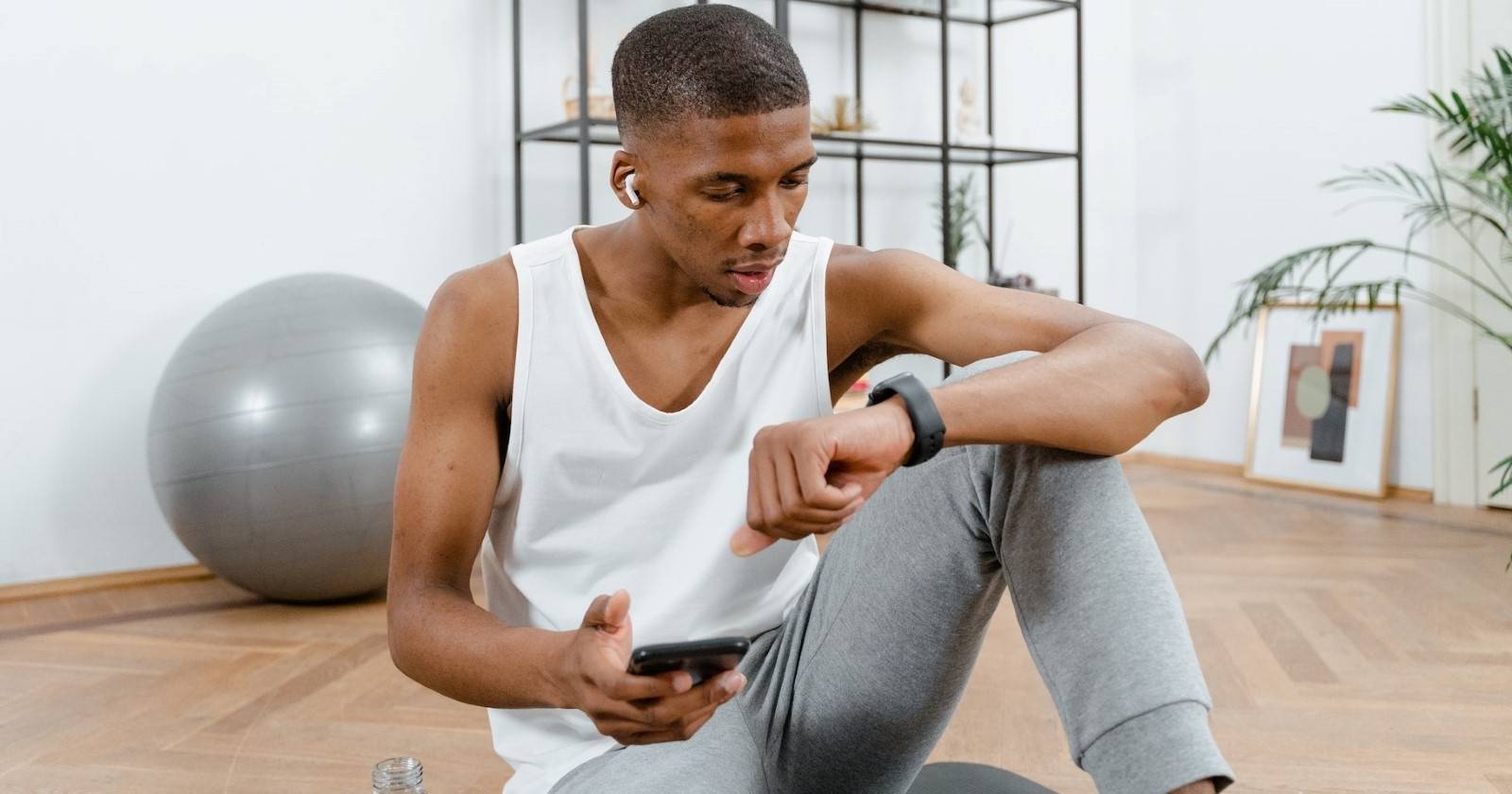 Мужчина использует MyFitnessPal на Apple Watch