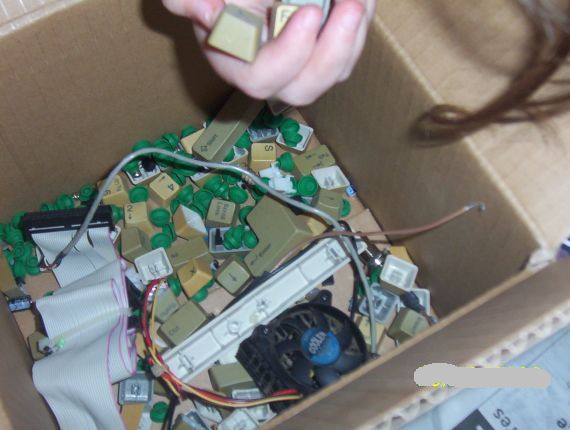 Дети собирают браслеты и проверяют готовые изделия