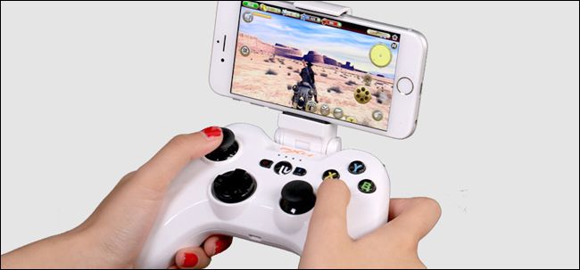 Игровой геймпад SteelSeries Nimbus и PXN Speedy рядом с iPhone