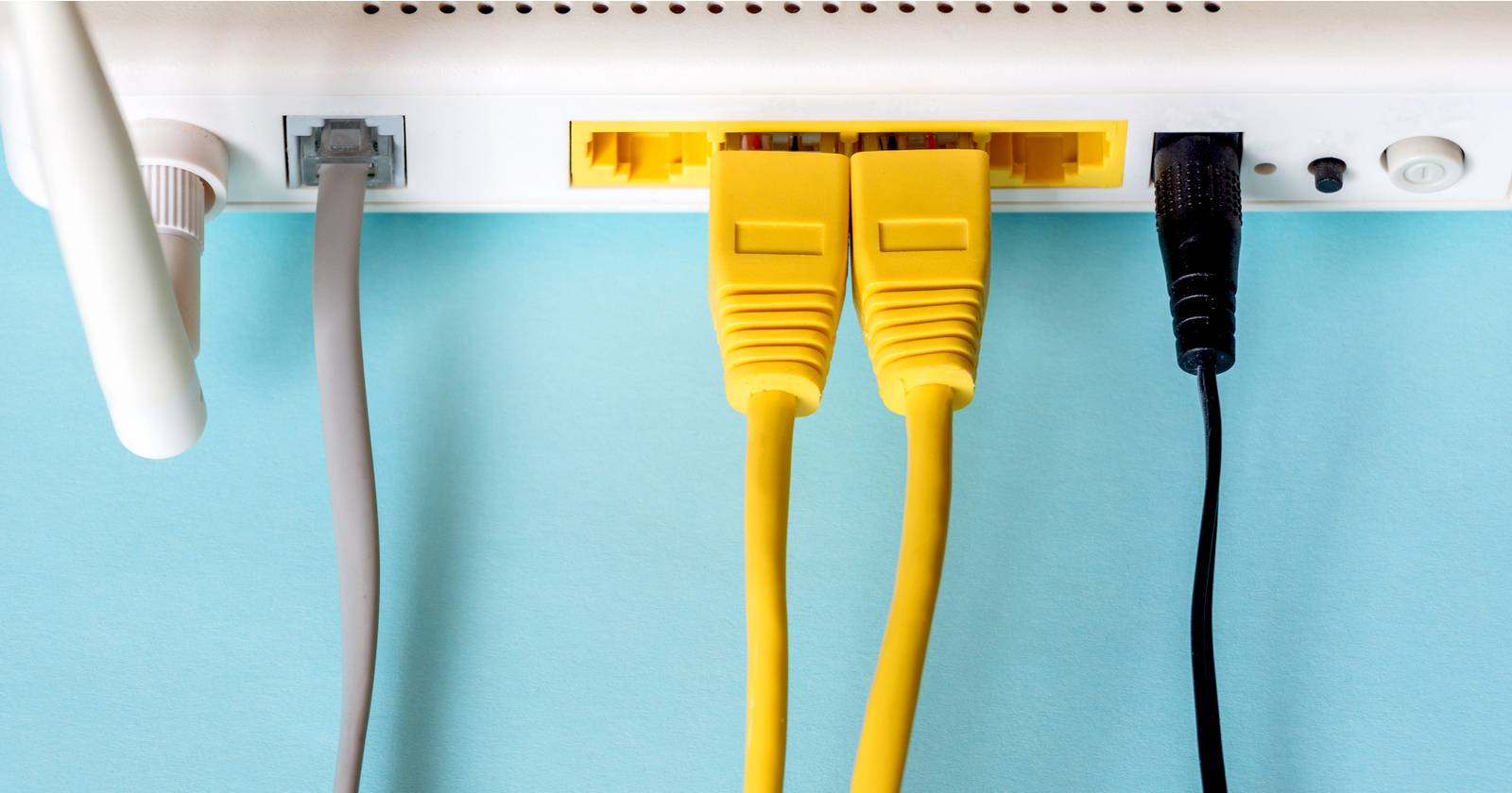 Entrées et sorties d'un routeur avec câbles Ethernet connectés