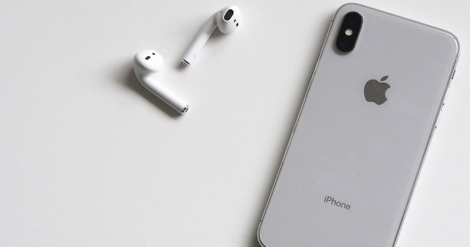 AirPods рядом с iPhone на столе