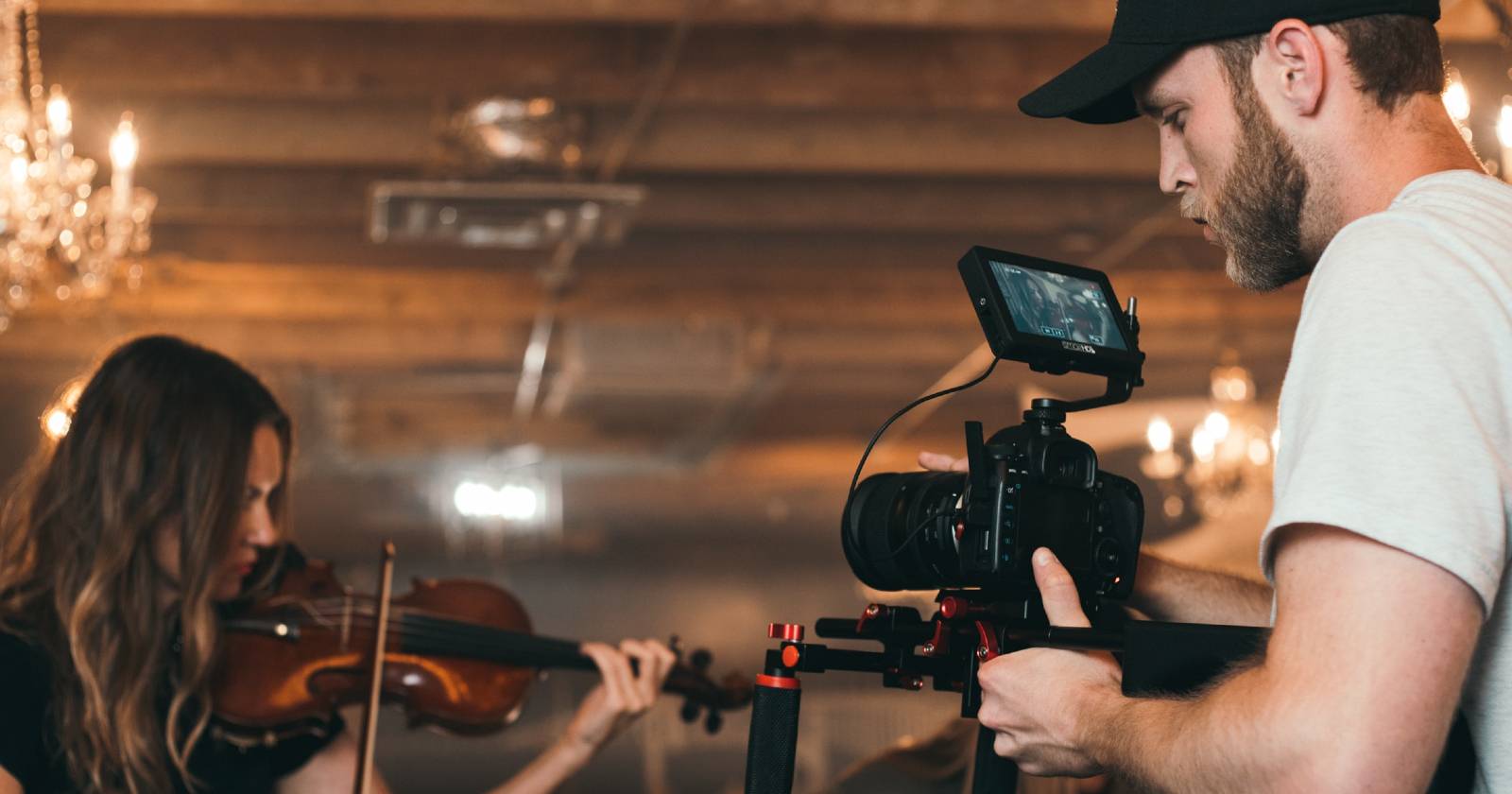 Кинематографист записывает материал на камеру