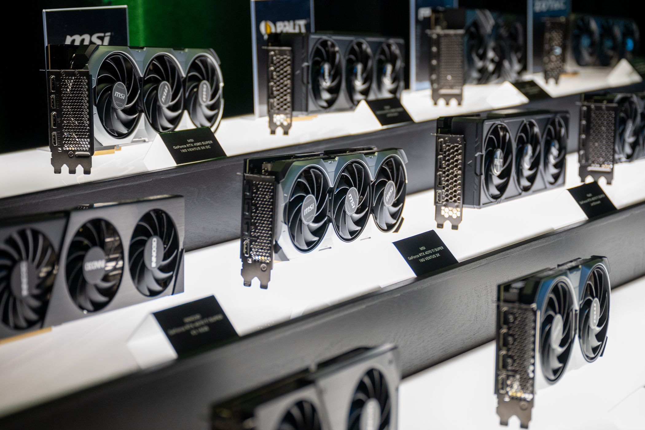 MSI GeForce RTX 4070 Ti SUPER рядом с другими видеокартами.