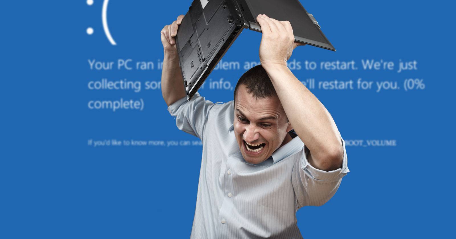 Мужчина готовится бросить ноутбук на фоне синего экрана смерти Windows