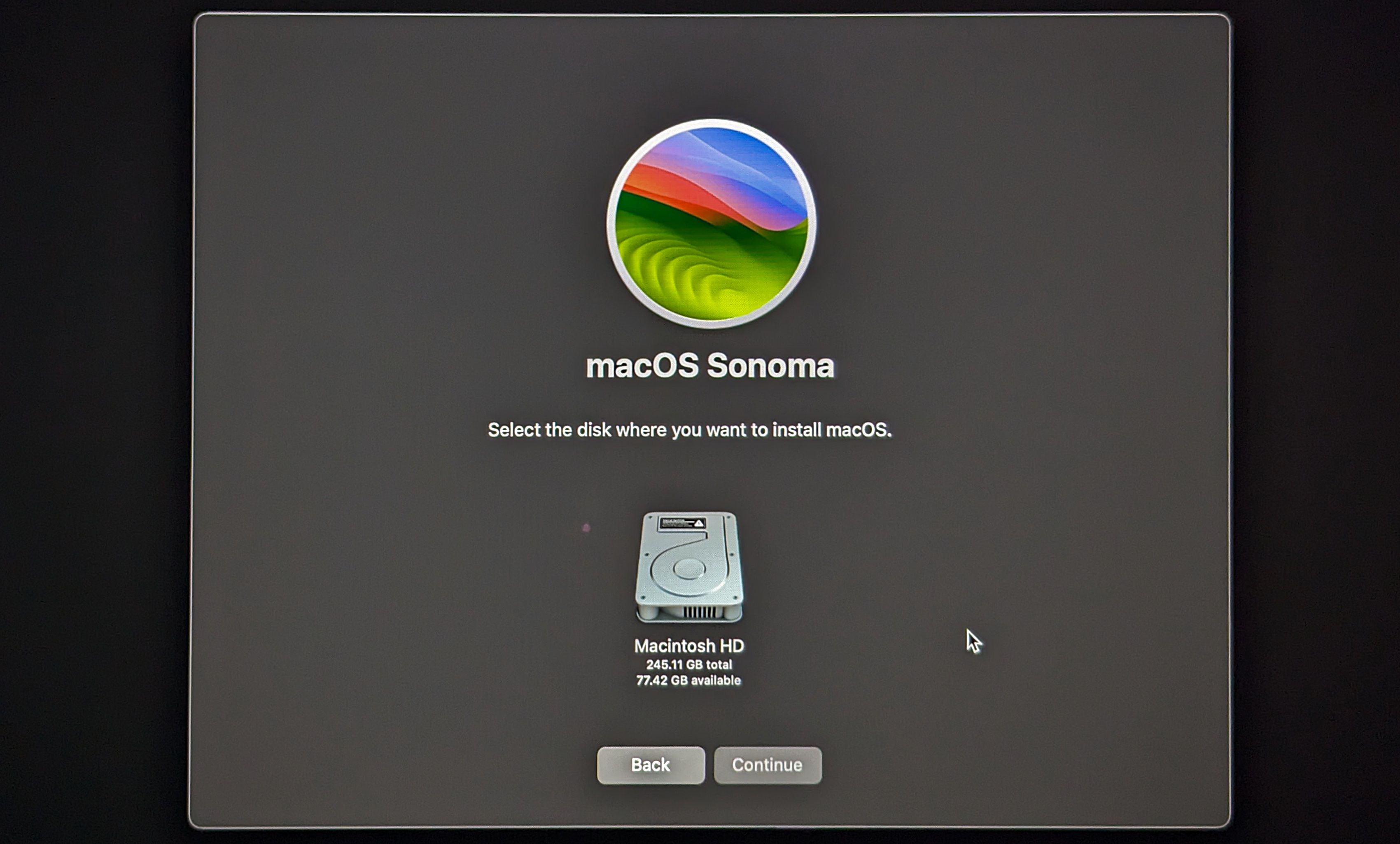Выбор диска для повторной установки macOS.