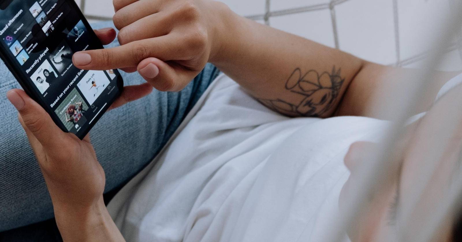 Поставить рейтинг подкасту в Spotify