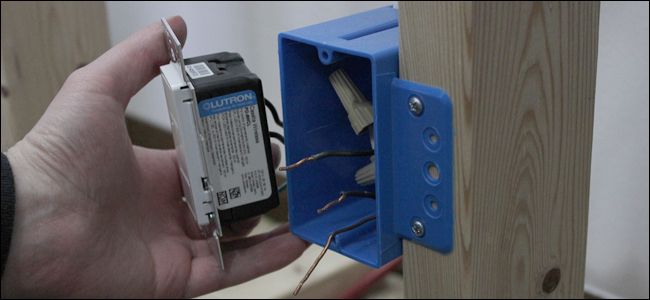 Проверка глубины подрозетника перед установкой Caseta