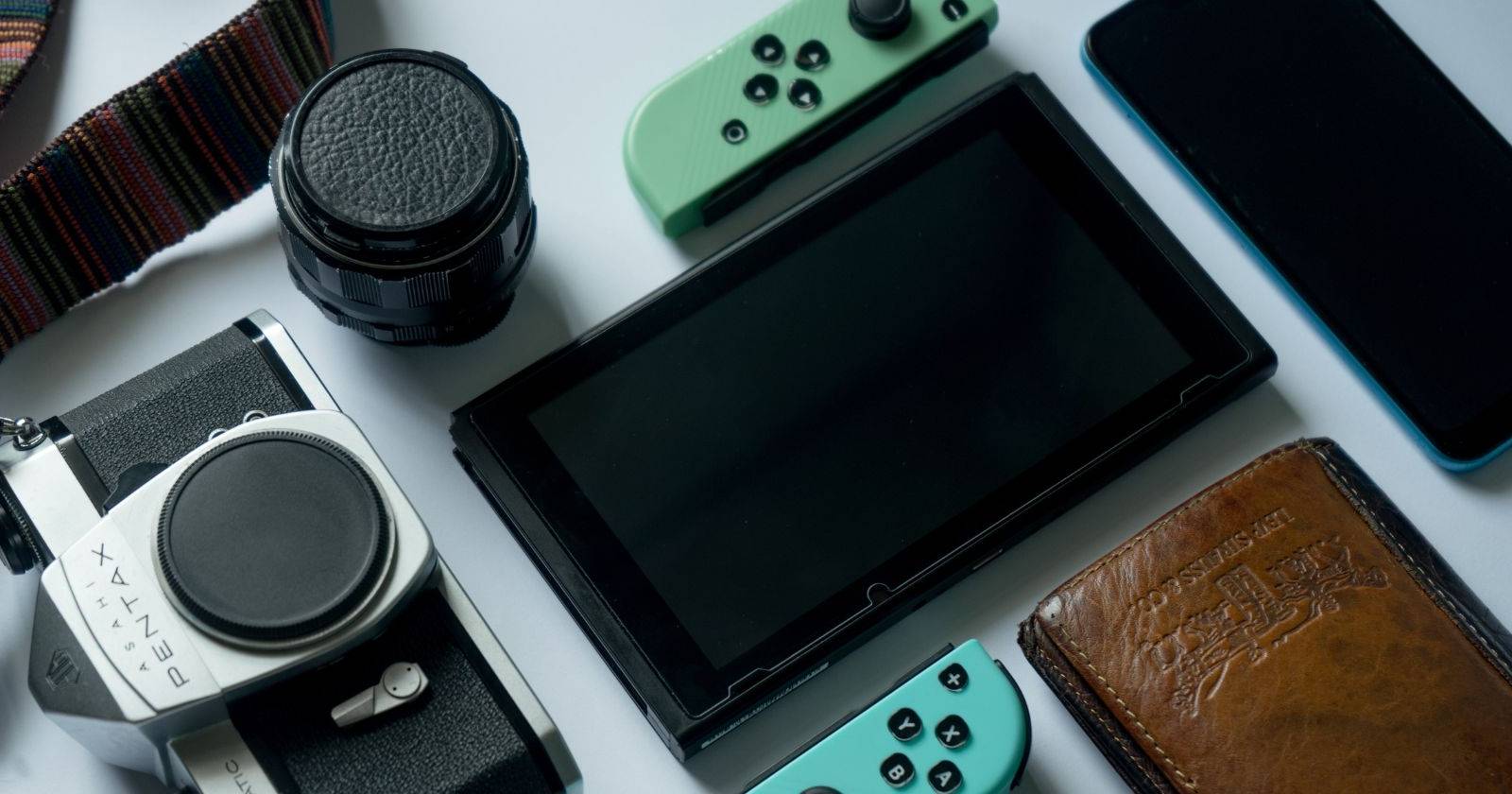 Крупный план плоской композиции с Nintendo Switch и аксессуарами