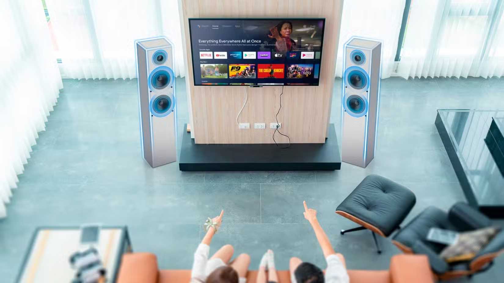 Семья на диване с подсветкой колонок для демонстрации каналов