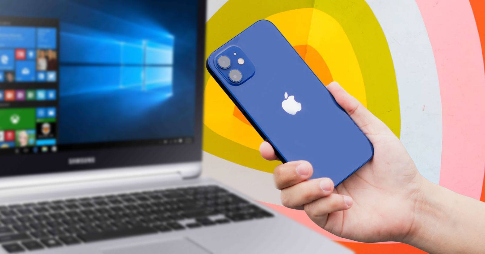 iPhone рядом с ПК, показан процесс переноса фото