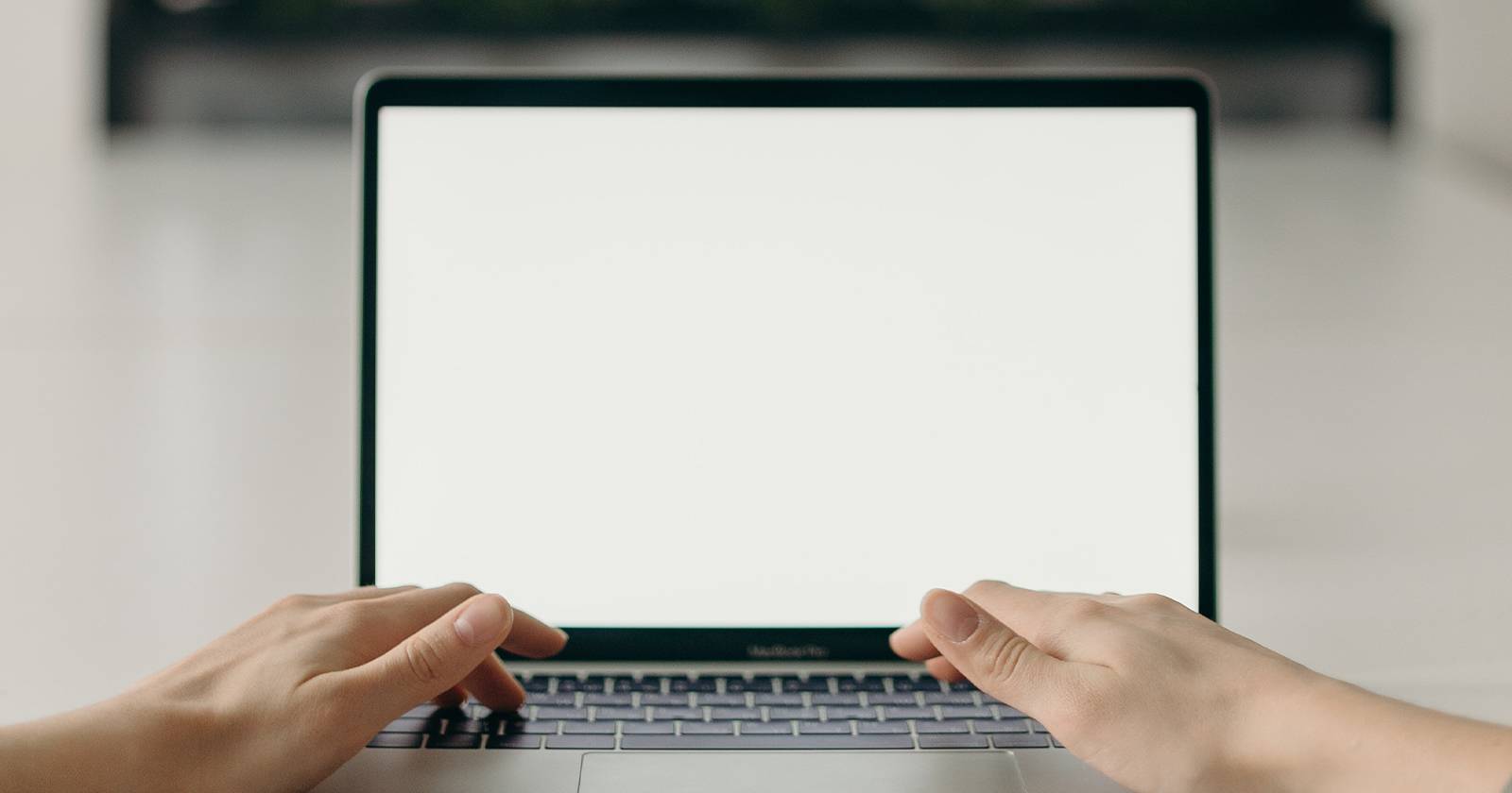 Человеческие руки на MacBook на базе Apple Silicon