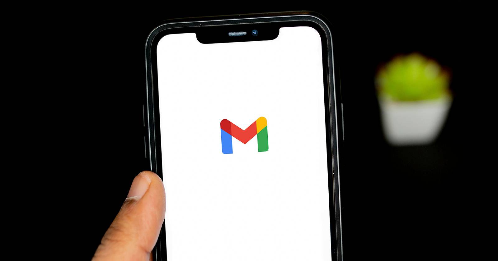 Логотип Gmail на iPhone с конвертом и иконкой почты
