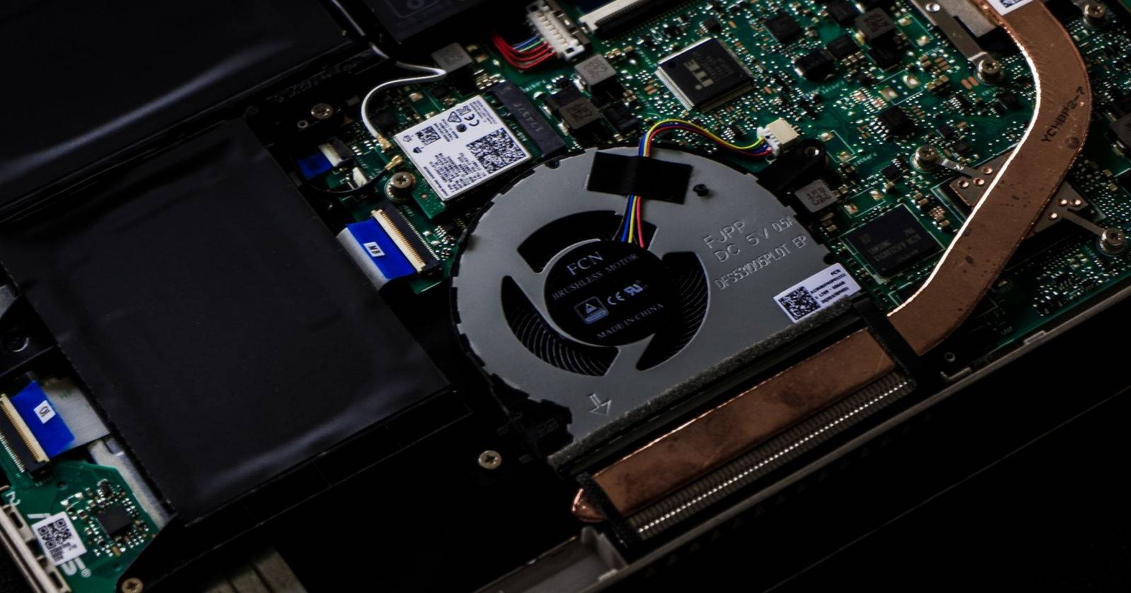 Внутренности игрового ноутбука с интегрированной системой охлаждения для CPU и GPU