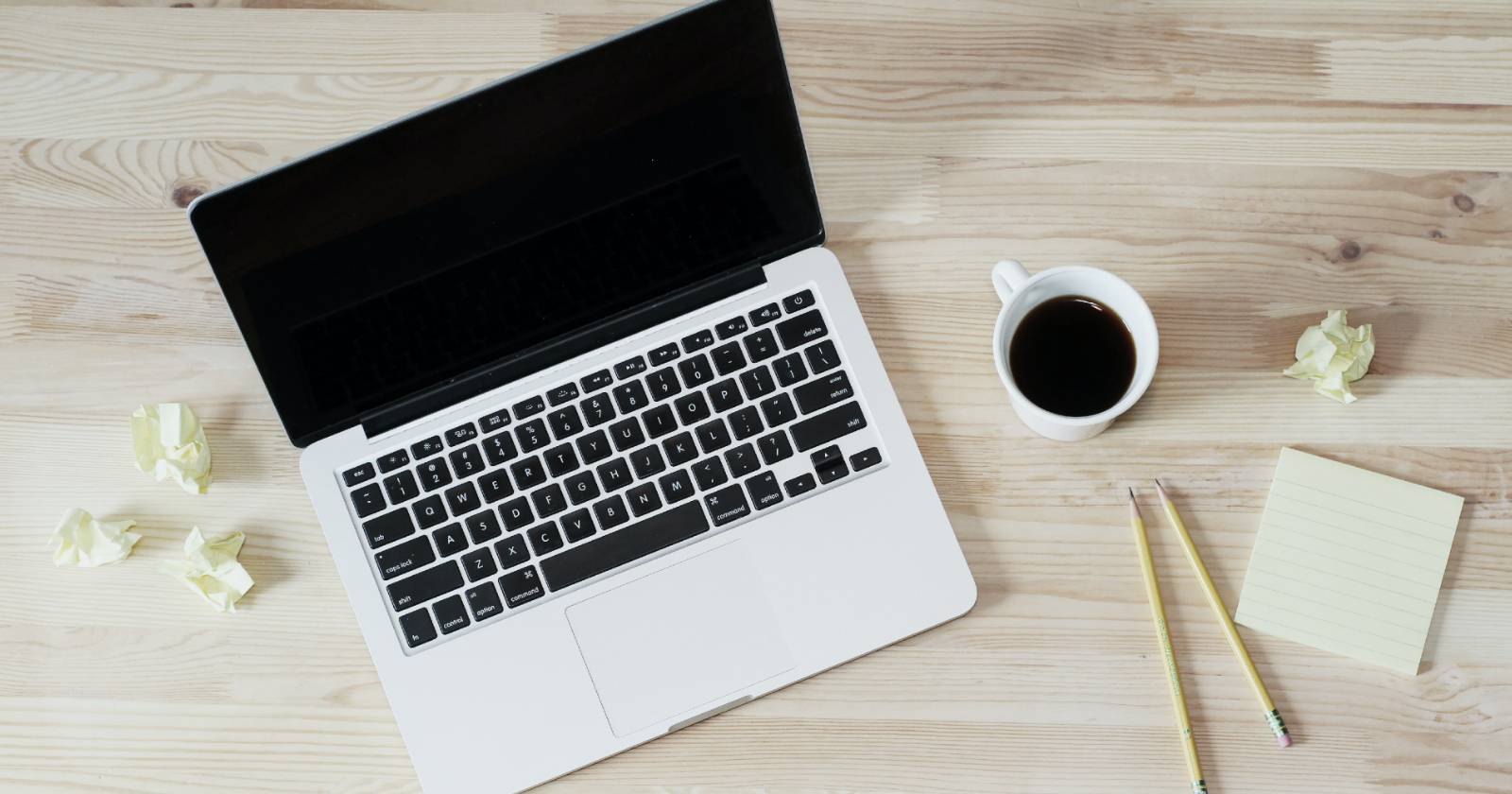 Компьютер на столе с помятыми стикерами