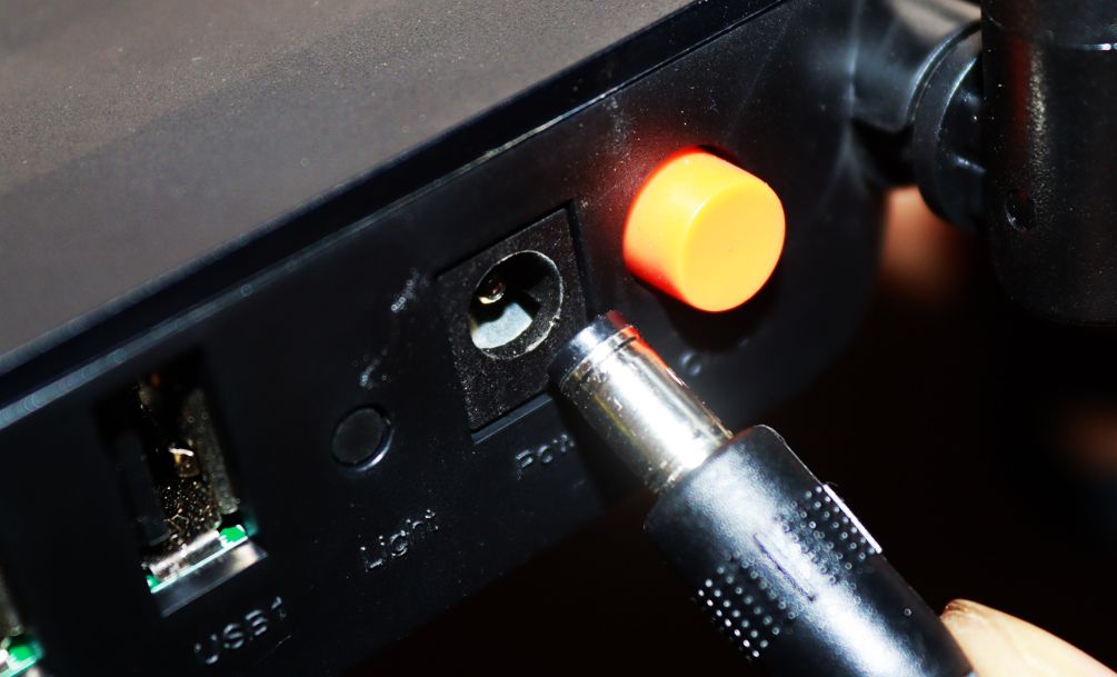 Отключение сетевого кабеля питания от роутера