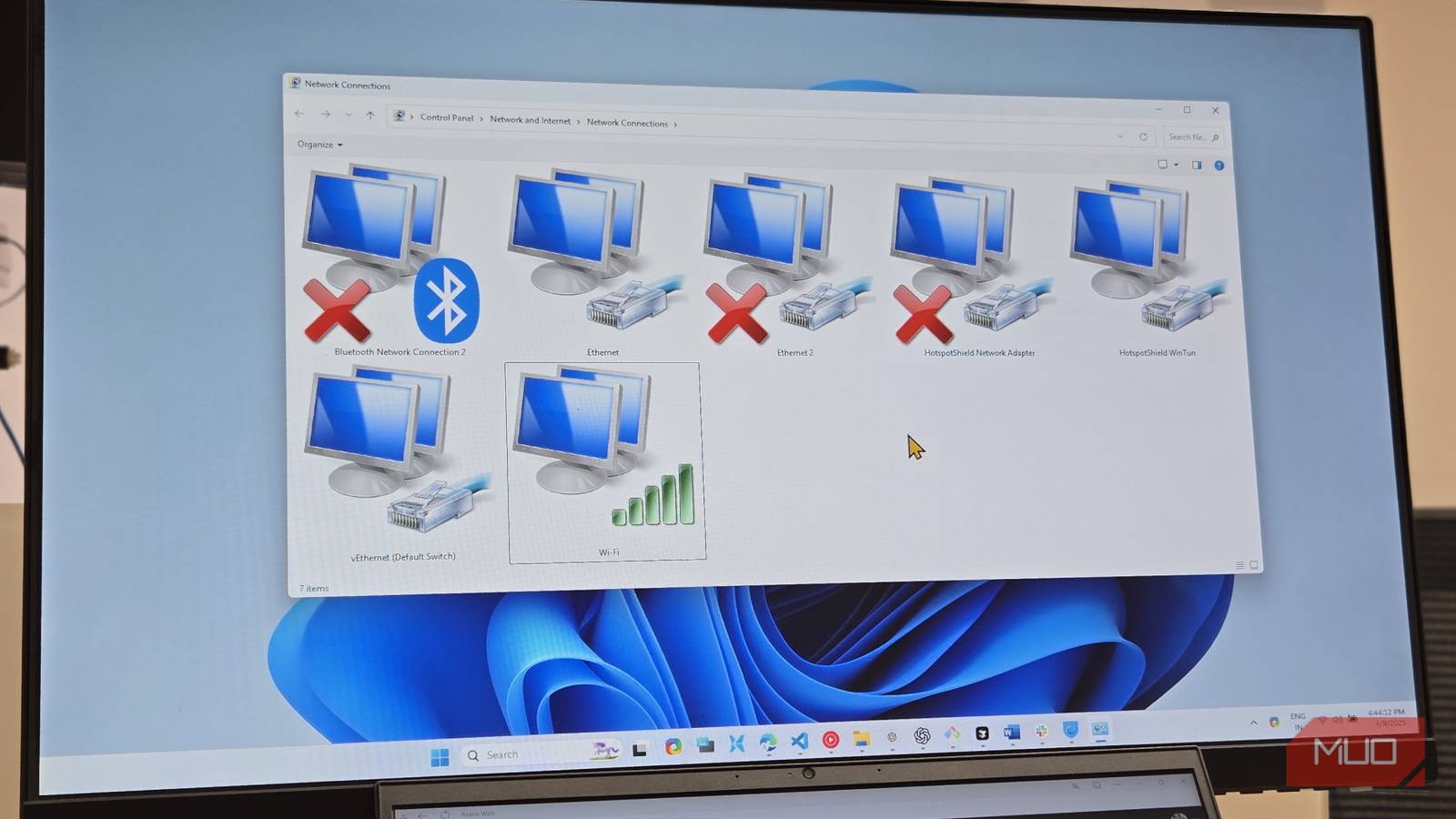 Открыта Панель управления Windows 11 на мониторе BENQ