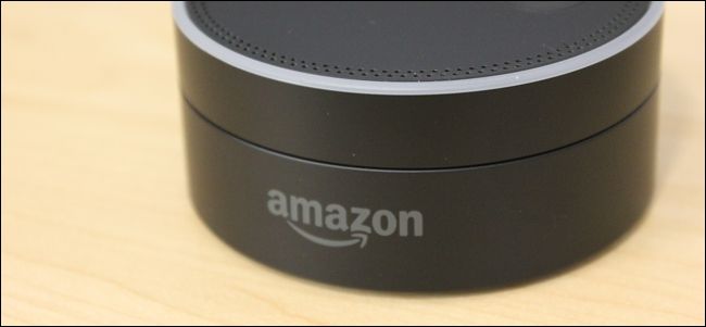 Echo Dot рядом с аксессуарами