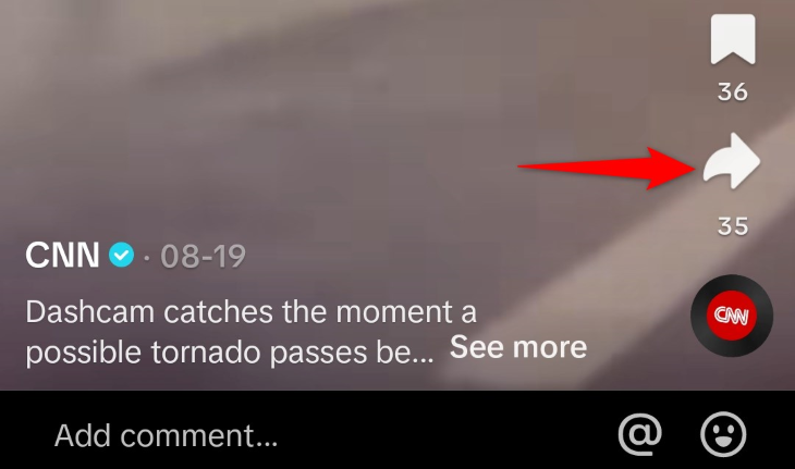 Кнопка «Поделиться» справа на экране TikTok.
