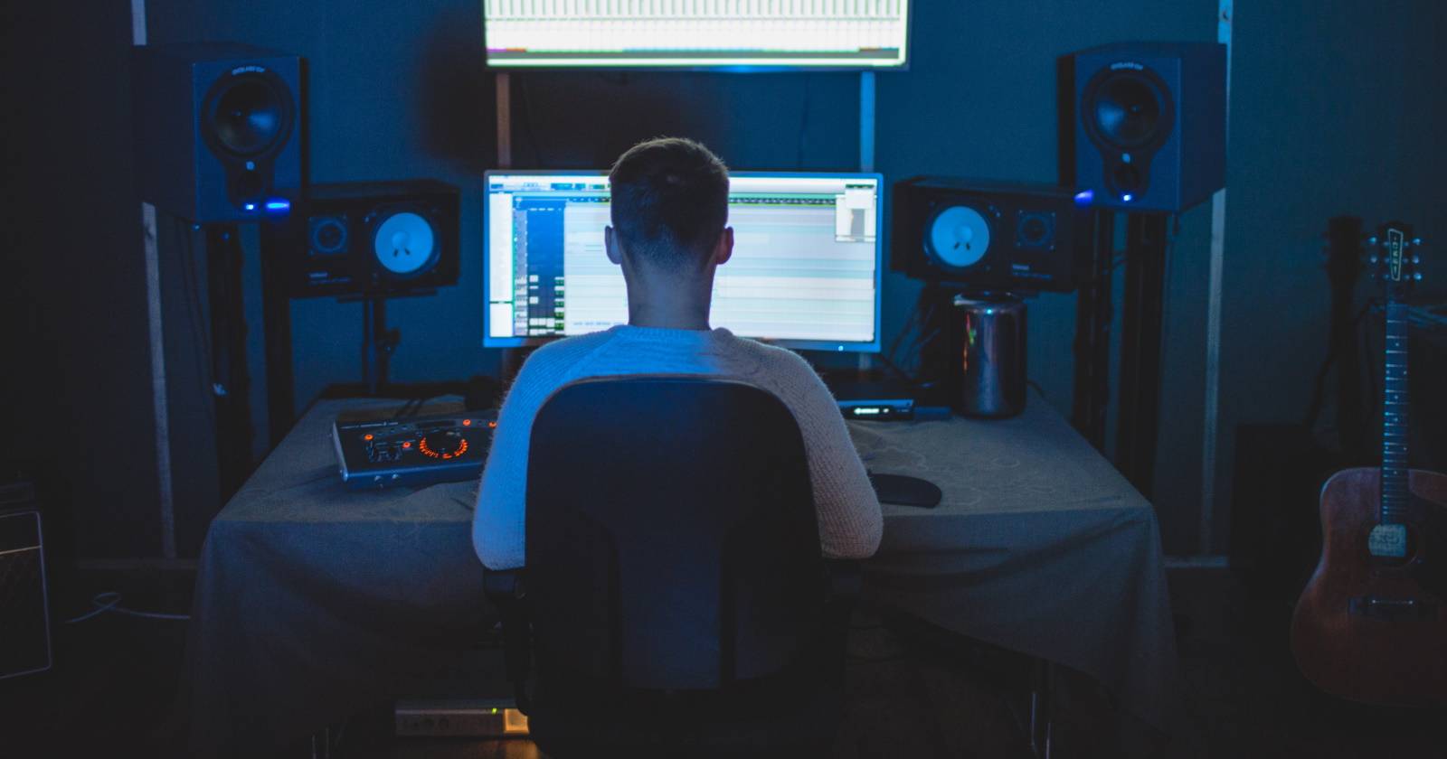 Человек слушает музыку на компьютере