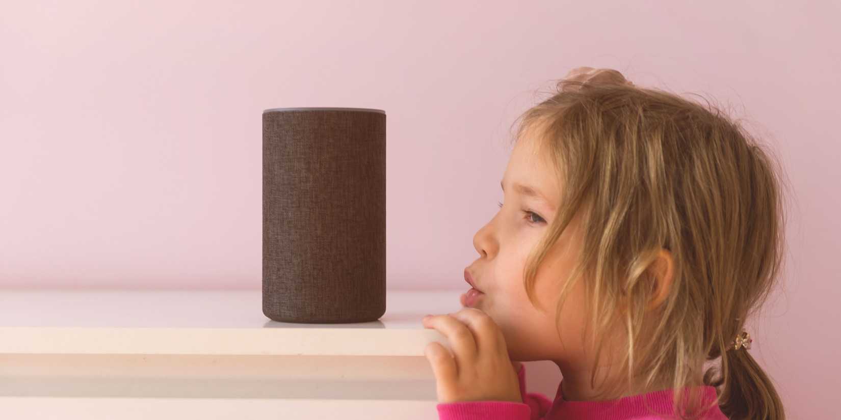 ребёнок кричит на Amazon Echo, чтобы разбудить Alexa
