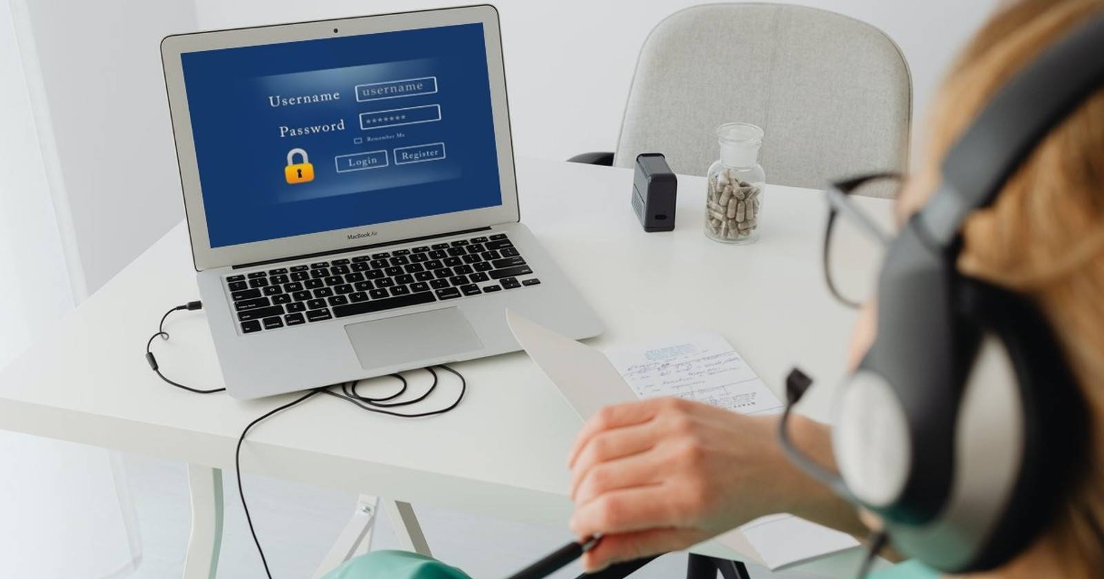 Медицинский работник с ноутбуком, экран показывает код